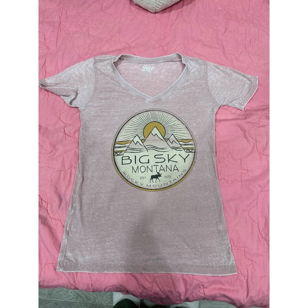 Pink V-neck, big sky, Montana T-shirt size s